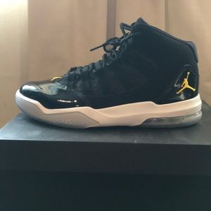 jordan max aura black and gold